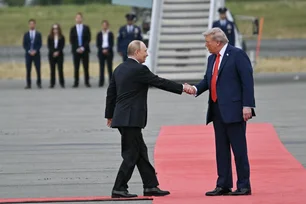Imagem referente à matéria: Trump e Putin começam reunião no Alasca e não terão mais conversa privada