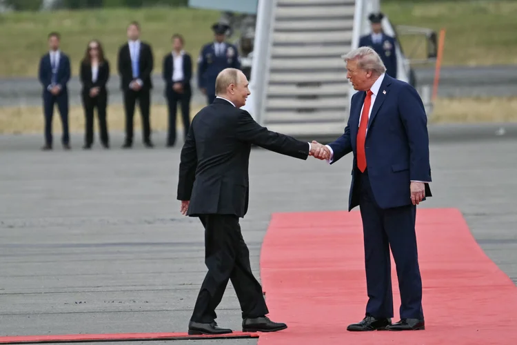 O presidente Donald Trump saúda o presidente Vladimir Putin, no início de reunião de cúpula no Alasca (Andrew Caballero-Reynolds/AFP)