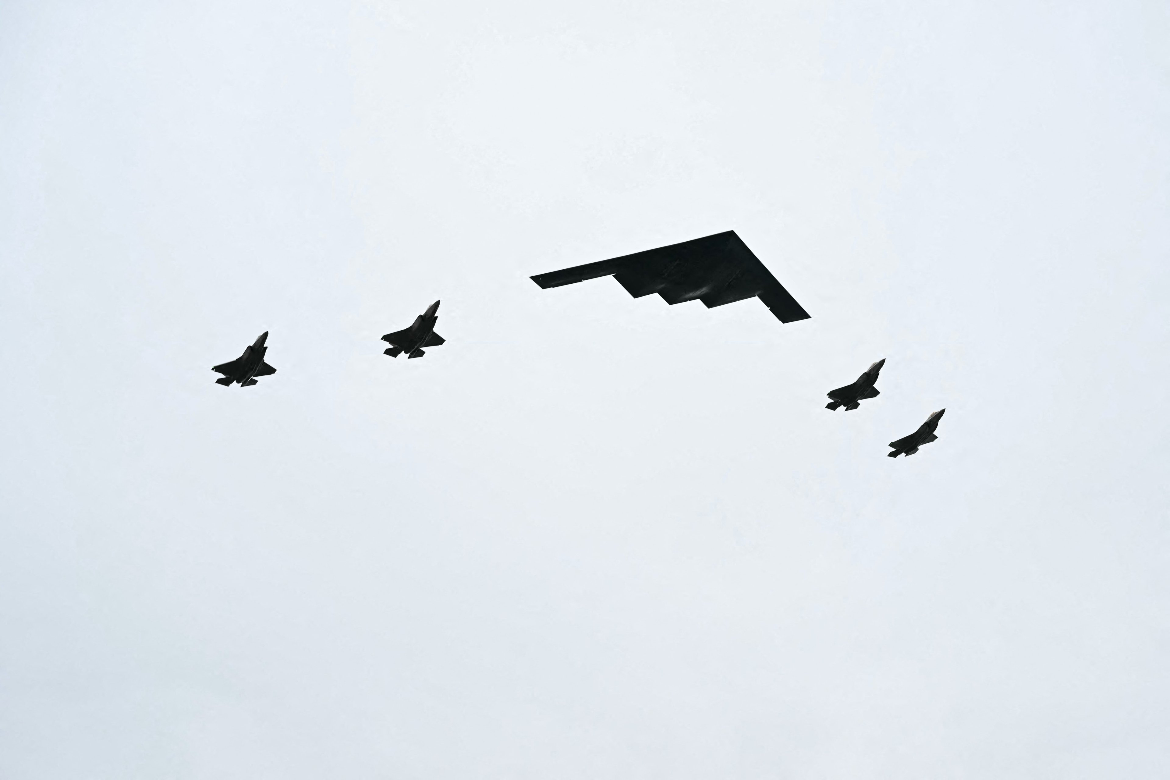 Avião B-2, modelo usado em ataque no Irã, passa perto de Putin em encontro com Trump; assista