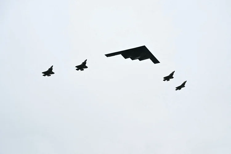 Um bombardeiro B-2 e quatro caças F-35 sobrevoam o encontro entre Donald Trump e Vladimir Putin em Anchorage, no Alasca (Andrew Caballero-Reynolds/AFP)