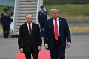 Trump diz que reunir Putin e Zelensky é como misturar 'óleo e vinagre'