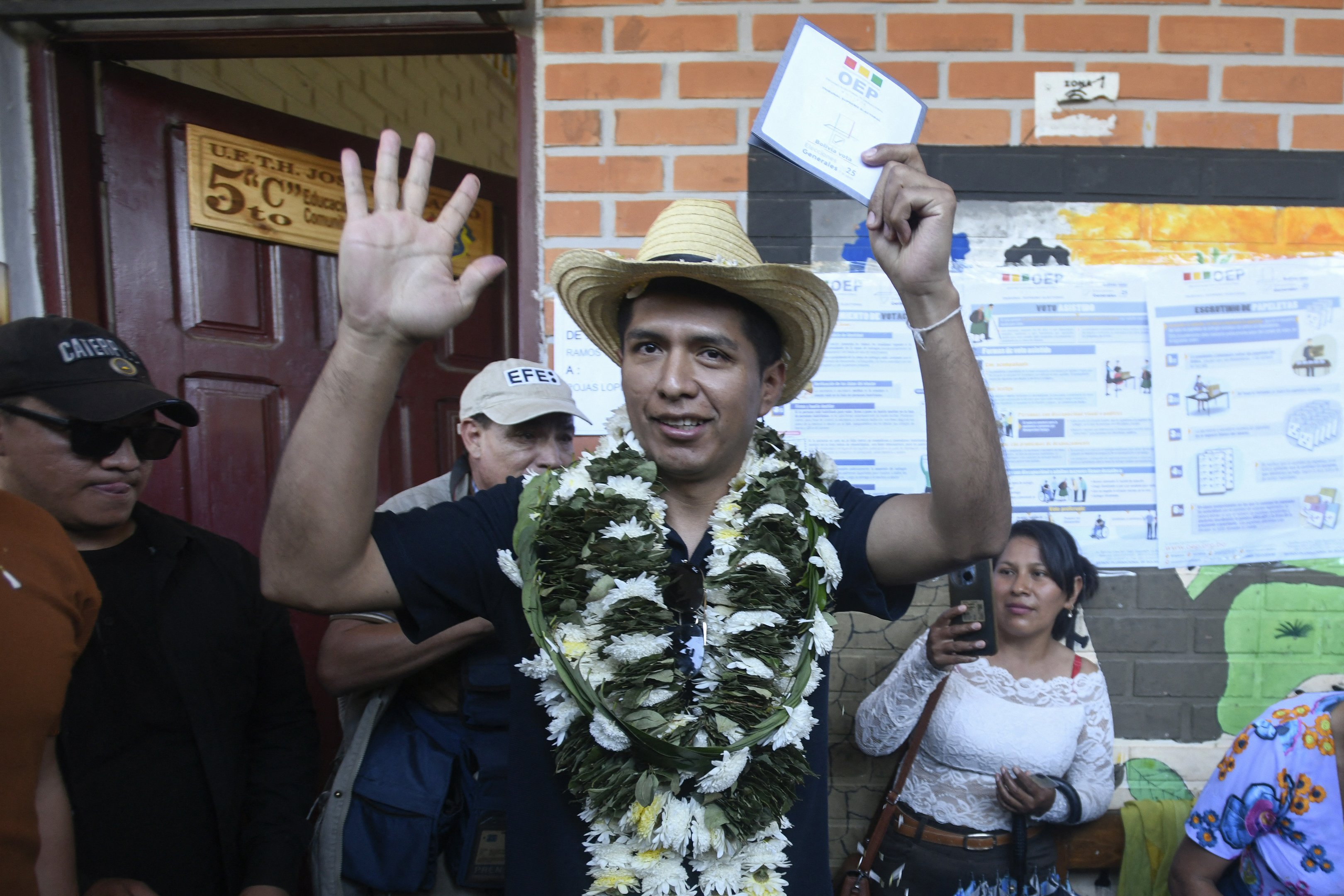Multidão apedreja candidato presidencial de esquerda durante eleições na Bolívia