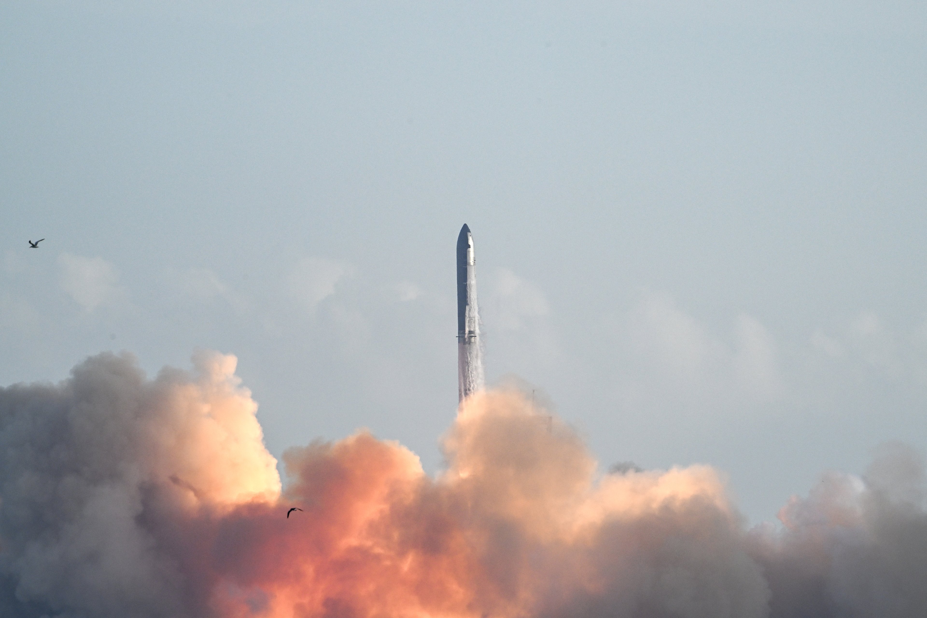 Starship, de Elon Musk, decola com sucesso em décimo voo de teste