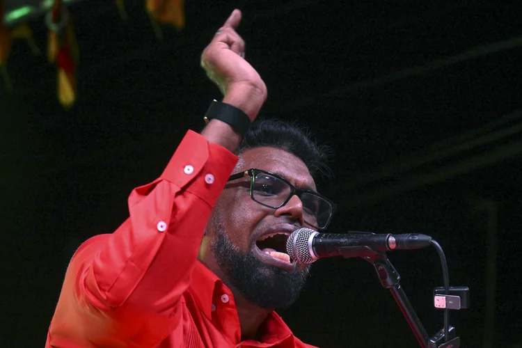 Irfaan Ali, presidente da Guiana, que busca a reeleição, durante comício em Georgetown (Joaquin Sarmiento/AFP)