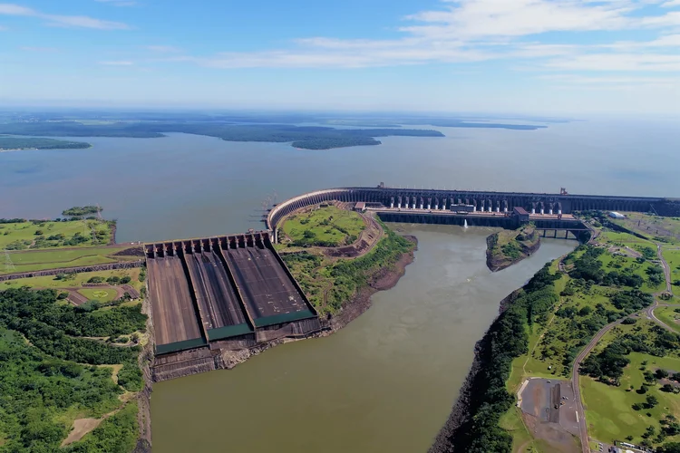 Conexões com países vizinhos ajudam o Brasil a avançar em segurança energética e uso de fontes limpas.