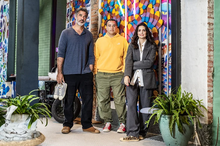 Stefano Hawilla, Adriano Iodice e Júlia Maringoni, os sócios da Bamba: “Nossa estratégia não é por idade ou classe social, é por autenticidade. A pessoa está de Bamba no pé tendo 18 ou 60 anos” (Thalles Leamari / Bamba/Divulgação)