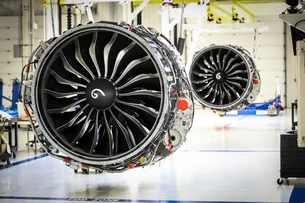 Por que voos curtos de ponte aérea exigem mais dos motores dos aviões?