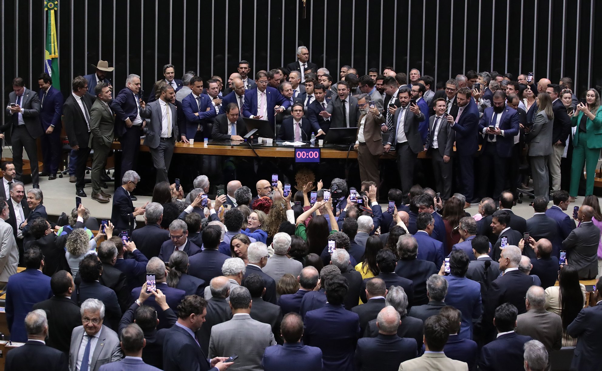 Oposição diz ter acordo por votação de anistia e fim do foro privilegiado; governistas negam