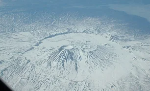 Imagem referente à matéria: Tragédia 'bíblica'? Vulcão entra em erupção pela 1ª vez em 450 anos dias após terremoto na Rússia