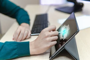 Empresa brasileira lança plataforma para democratizar IA formando 200 mil profissionais até 2030