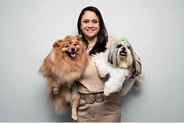 Camilla Galvão e as cadelas Moanna e Dolce: cachorros da família protagonizam campanhas da marca (Grupo Dolce Pet/Divulgação)