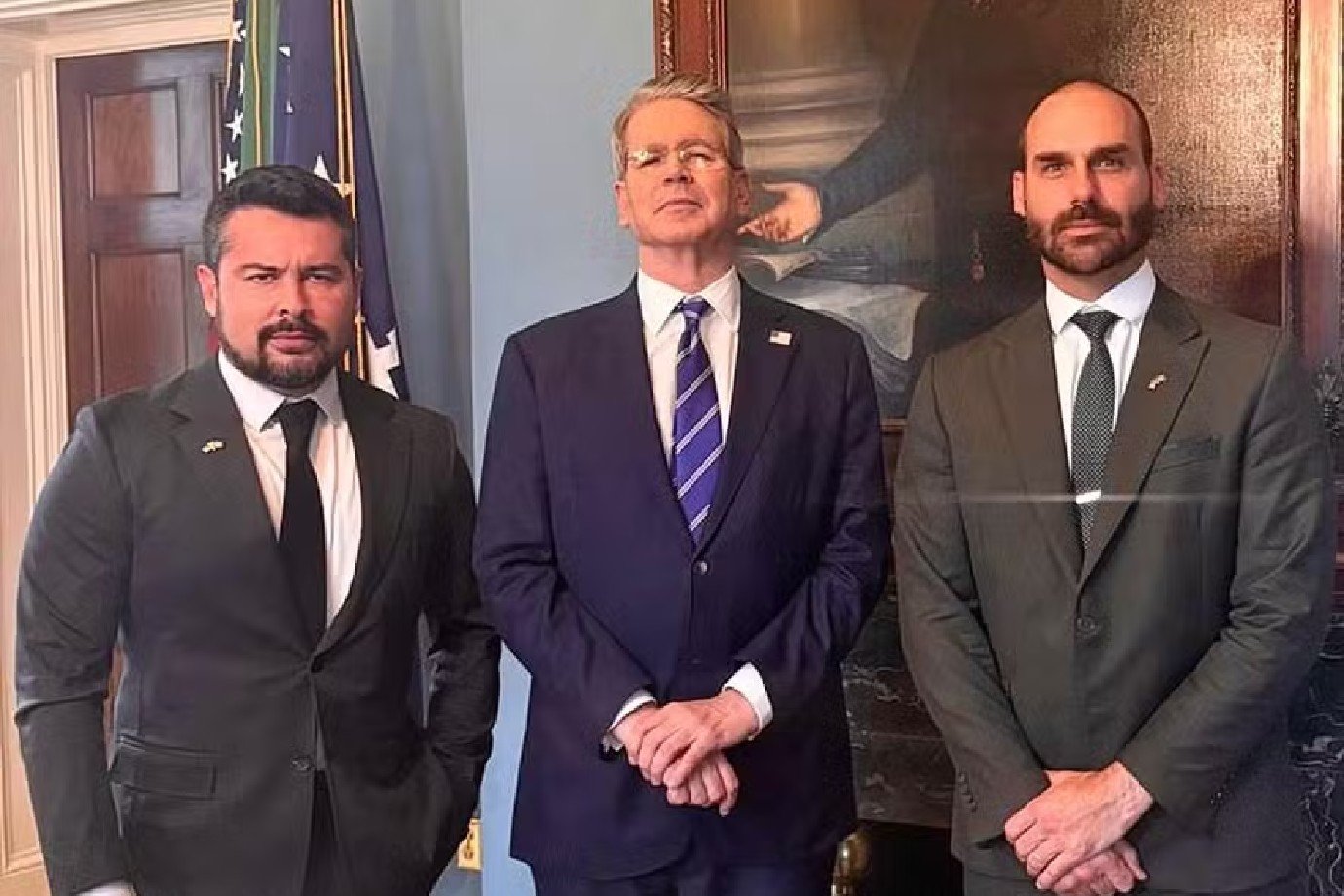 Em meio ao tarifaço, Eduardo Bolsonaro publica foto com secretário do Tesouro dos EUA