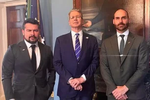 Imagem referente à matéria: Em meio ao tarifaço, Eduardo Bolsonaro publica foto com secretário do Tesouro dos EUA