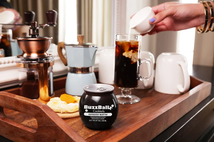 BuzzBallz: bebida pronta para consumo com 15% de teor alcoólico (BuzzBallz/Reprodução)