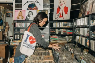 De vinis a câmeras analógicas: por que a nostalgia dos anos 90 conquistou a Geração Z?