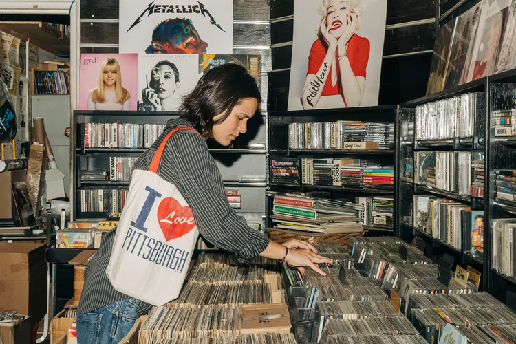 Geração Z: jovens recorrem a discos de vinil, câmeras analógicas e experiências offline como forma de buscar autenticidade em um mundo digital. (Jeenah Moon/The Washington Post /Getty Images)