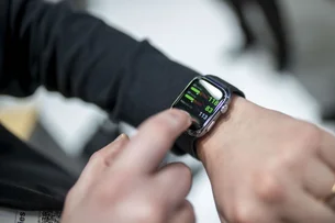 Aplicativos de smartwatches e óculos inteligentes coletam até 33 tipos de dados do usuário