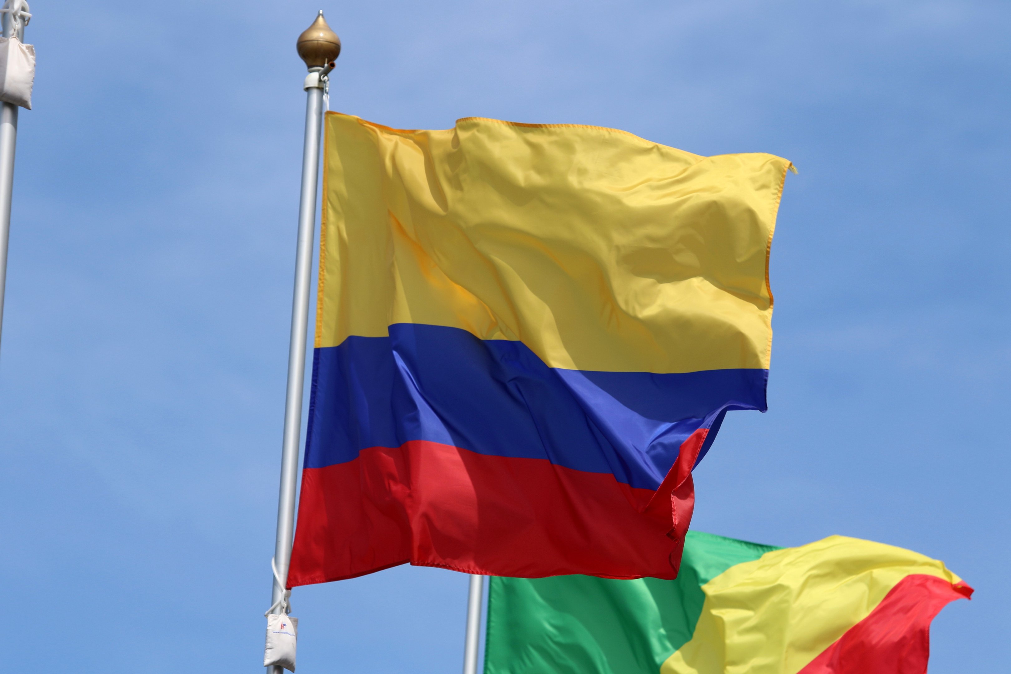 Bandeira da Colômbia em ilha no rio Amazonas aumenta tensão com Peru; entenda disputa