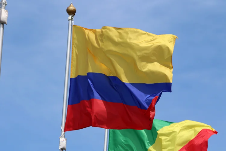 Bandeira colombiana: tensões aumentam na tríplice fronteira amazônica após a provocação da Colômbia, com a população local preocupada (Maksim Konstantinov/SOPA Images/LightRocket/Getty Images)
