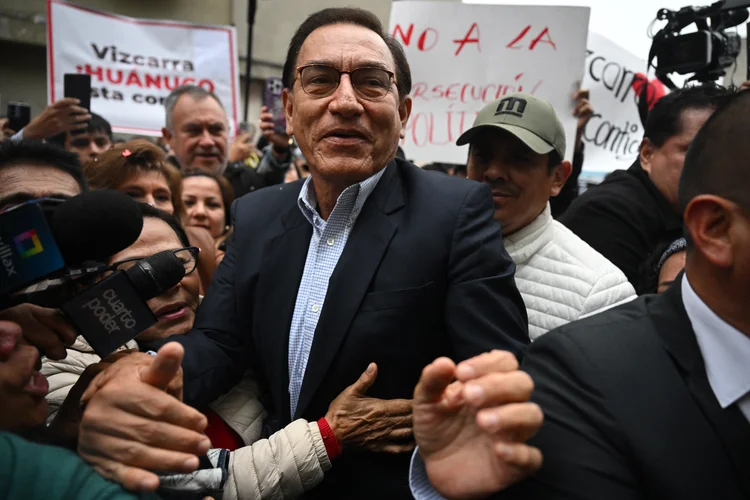 Martín Vizcarra: ex-presidente do Peru chega à Corte Superior para audiência de prisão preventiva por suspeita de corrupção em 26 de junho de 2025. (ERNESTO BENAVIDES/AFP/Getty Images)