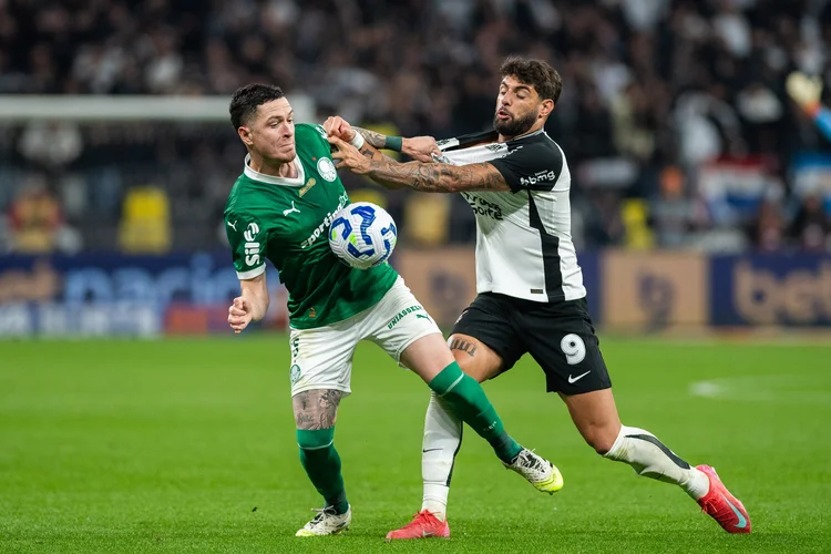 Aníbal Moreno e Yuri Alberto disputam lance no primeiro jogo das oitavas de final da Copa do Brasil (Getty Images)