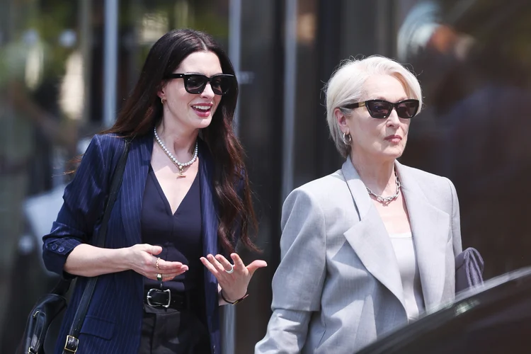 Meryl Streep e Anne Hathaway nas gravações de "O Diabo Veste Prada 2": estilo masculino aparece no figurino das personagens (Aeon/GC Images/Getty Images)