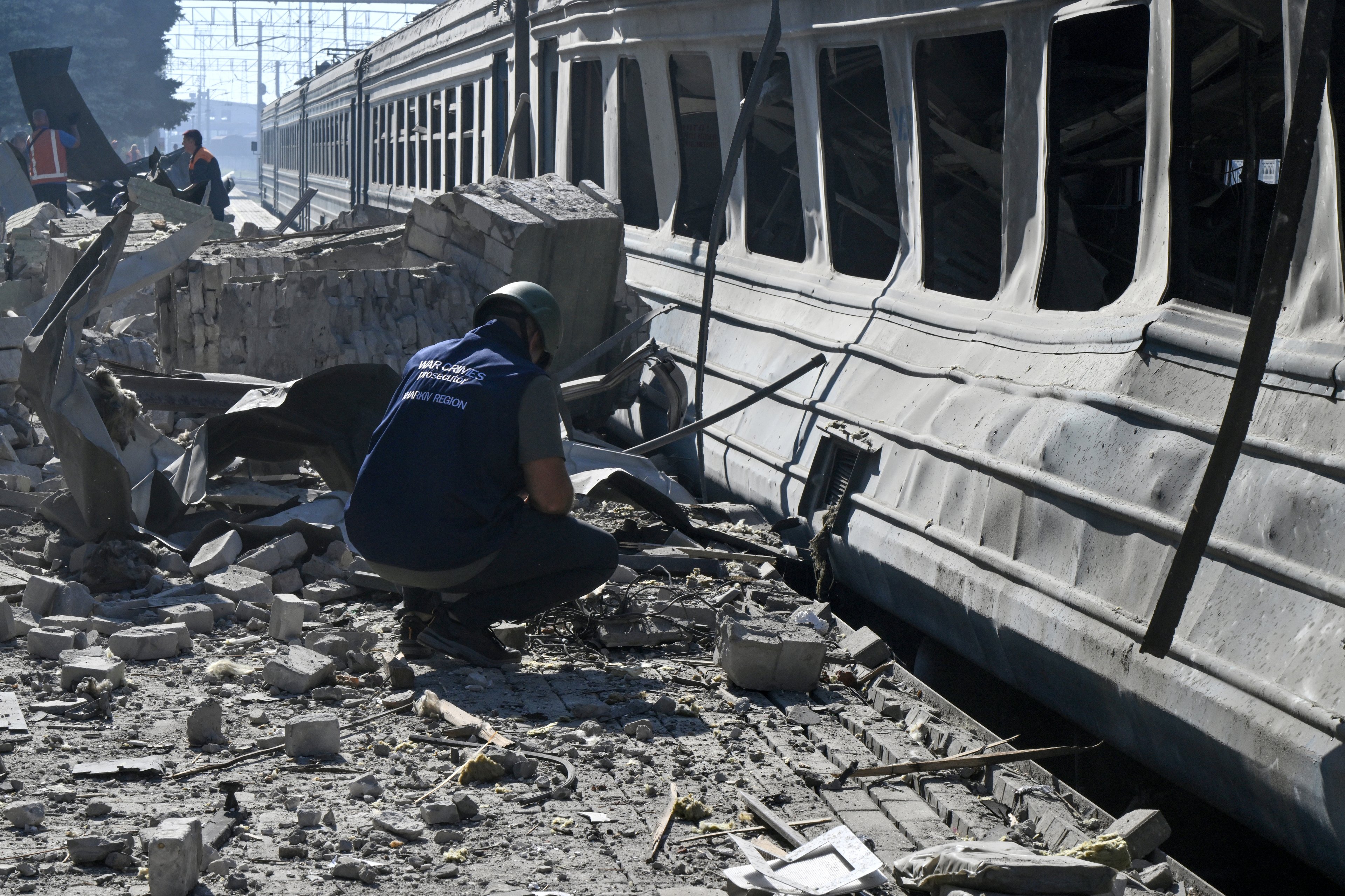 Bombardeios russos deixam um morto e vários feridos em ferrovia no leste da Ucrânia