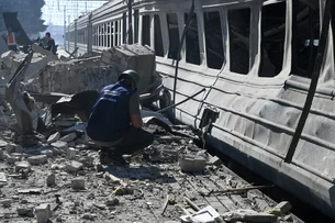Bombardeios russos deixam um morto e vários feridos em ferrovia no leste da Ucrânia