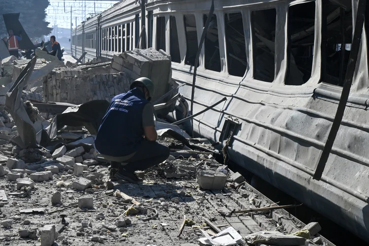 Lozova, Kharkiv: Investigador examina destroços na estação ferroviária danificada após ataque de drone durante a invasão russa à Ucrânia em 5 de agosto dde 2025. (GENYA SAVILOV/AFP/Getty Images)