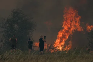 Imagem referente à matéria: Incêndio no Sul da França destrói 11 mil hectares, mata uma mulher e deixa vários feridos