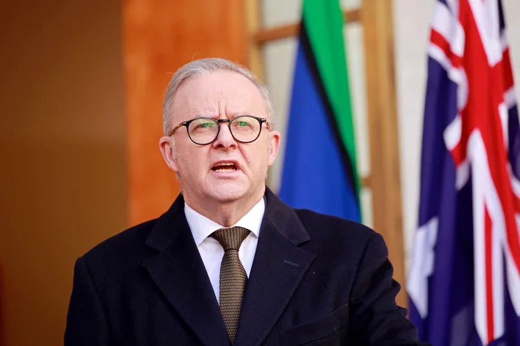 Anthony Albanese: premiê australiano confirma apoio ao reconhecimento da Palestina na ONU durante coletiva de imprensa em Canberra, em 11 de agosto de 2025. (HILARY WARDHAUGH/AFP /Getty Images)