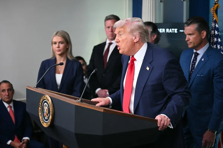 Embora as tarifas anunciadas por Donald Trump possam gerar algum alívio na inflação do Brasil, o impacto deve ser modesto e concentrado em poucos itens ( JIM WATSON/AFP/Getty Images)