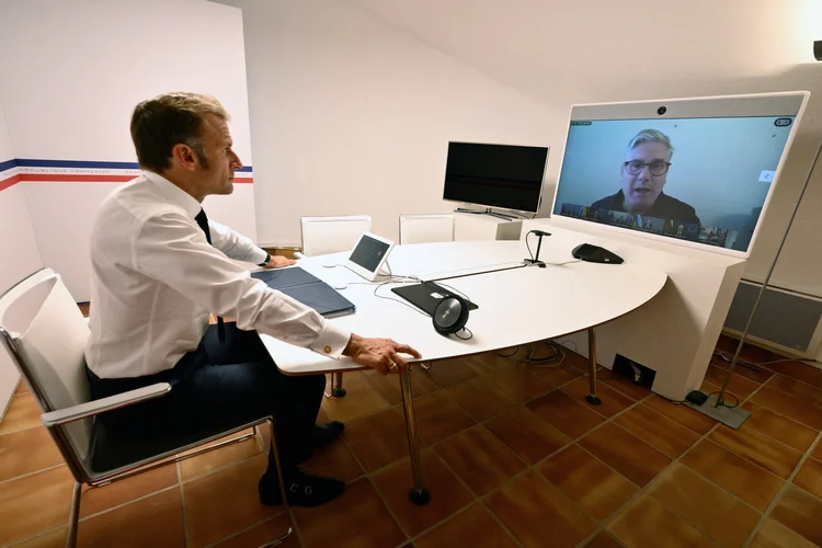 Emmanuel Macron: presidente da França durante reunião virtual com aliados da Ucrânia em 19 de agosto de 2025.  (Christophe SIMON / POOL / AFP/Getty Images)