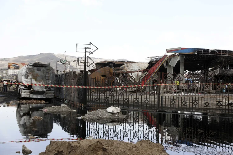 Sanaa, Iêmen: visão geral do posto de combustíveis da Yemen Petroleum Company destruído após ataque do exército israelense em 25 de agosto de 2025. (Mohammed Hamoud/Anadolu/Getty Images)