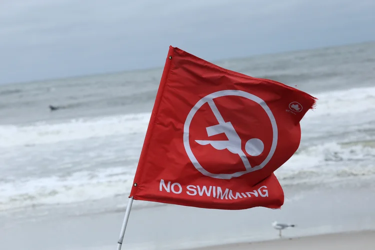 Nova York: bandeira informa que está proibido nadar no mar de Rockaway Beach, em 21 de agosto de 2025. (Michael M. Santiago/Getty Images)
