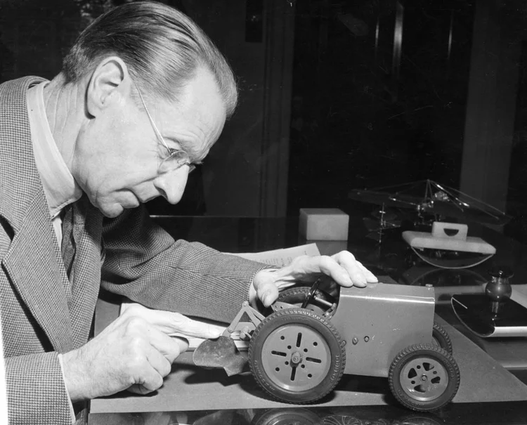 Henry Ferguson em 1948: empresário fundou sua própria empresa, a May Street Motor Company, mais tarde chamada Harry Ferguson Ltd., vendendo carros Star, Maxwell e Vauxhall, além de tratores Overtime ((Photo by Fred Ramage/Keystone Features/Getty Images))