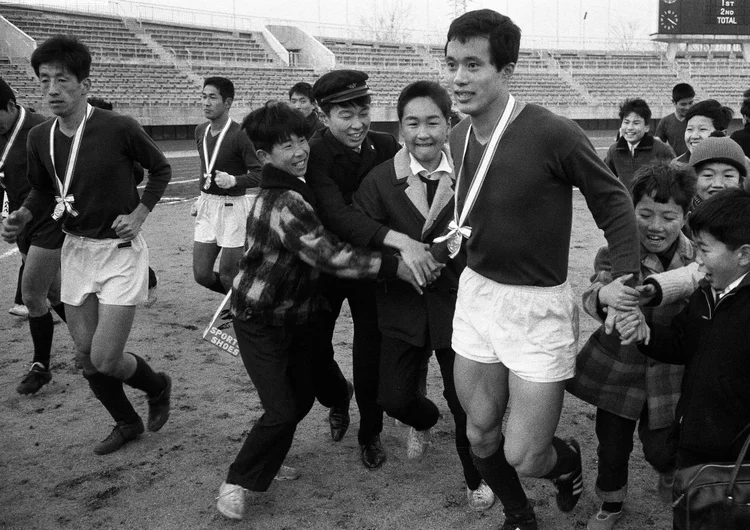 Kunishike Kamamoto: atleta e jogadores da Universidade de Waseda comemoram a vitória na final da 46ª Copa do Imperador contra o Toyo Kogyo, no Estádio Komazawa, em 15 de janeiro de 1967.
