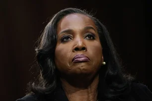 Imagem referente à matéria: Lisa Cook, do Fed, processa governo Trump para anular demissão