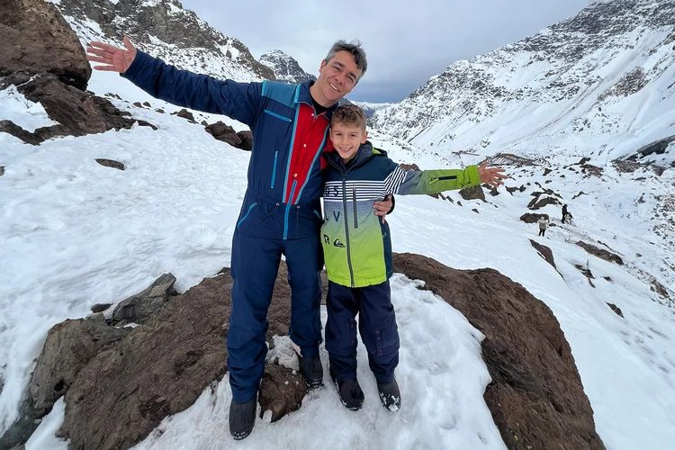 Bruno Papa Schneider e o filho Miguel Schneider aproveitando o benefício da viagem da empresa Heach - no Chile (Arquivo pessoal /Divulgação)