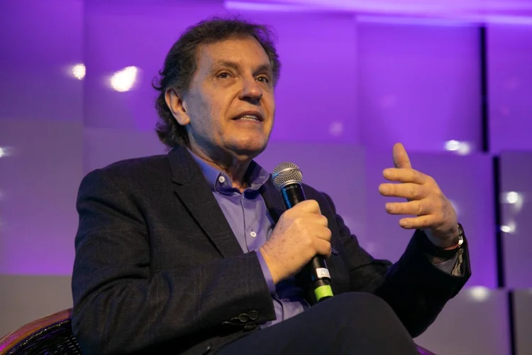 João Appolinário, fundador e CEO da Polishop, durante painel no Rio Innovation Week, mediado por Camila Farani, onde compartilhou estratégias de vendas e marketing baseadas na demonstração de benefícios e na integração entre canais