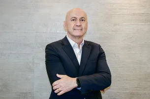 Ele aprendeu inglês após os 40 anos e hoje lidera farmacêutica especializada em saúde do cérebro