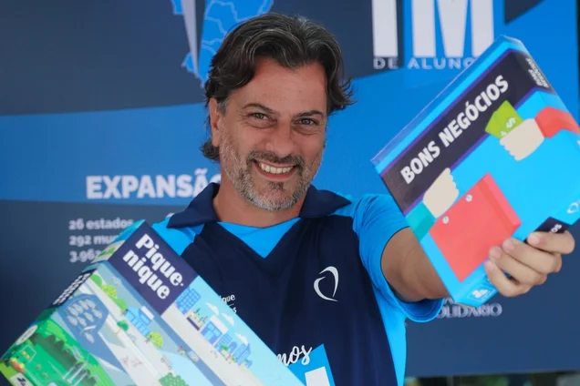 Imagem referente à notícia: Com jogos de tabuleiro, ele ensinou finanças a 2 milhões de alunos nas escolas públicas