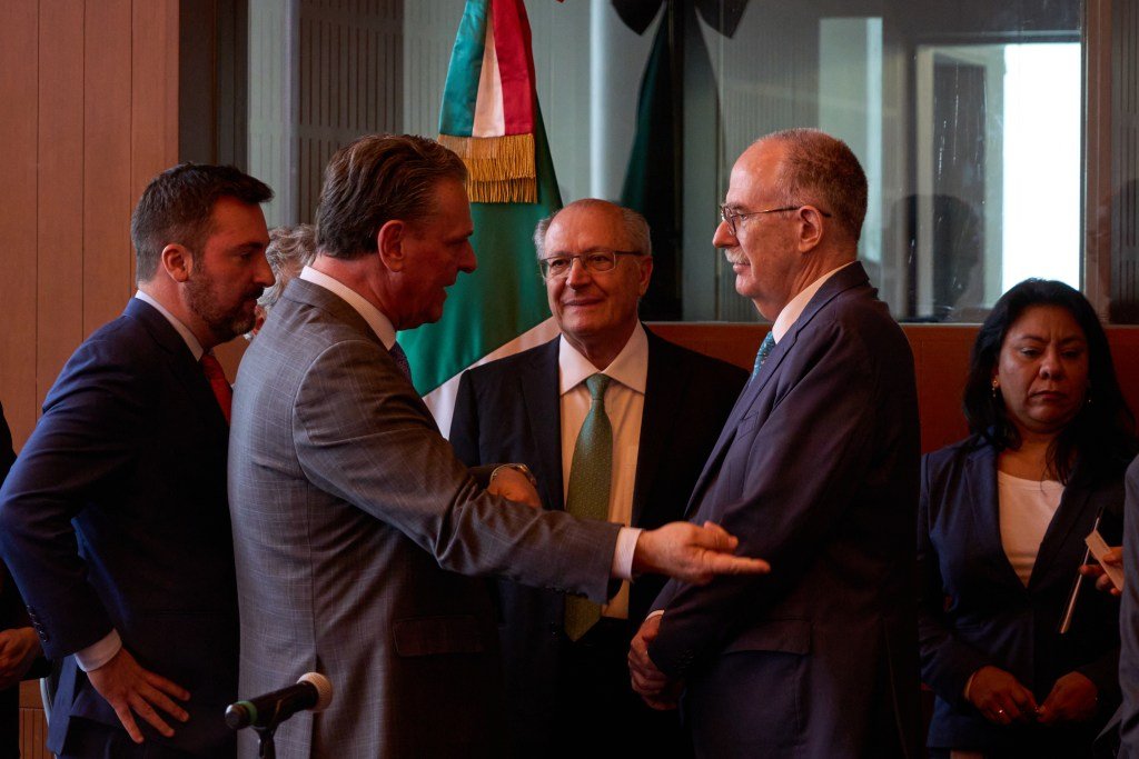 O ministro da Agricultura, Carlos Fávaro (à esquerda), o vice-presidente, Geraldo Alckmin, em encontro com Julio Berdegué, secretário de Agricultura e desenvolvimento rural do México