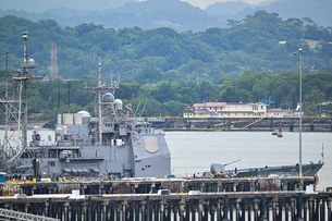 Navio de guerra americano entra no Canal do Panamá rumo ao Caribe