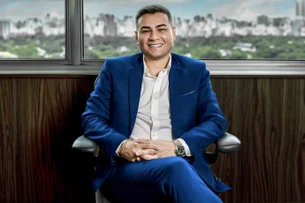 Resgatado de uma caçamba de lixo quando bebê, hoje ele é dono de uma empresa de R$ 220 milhões
