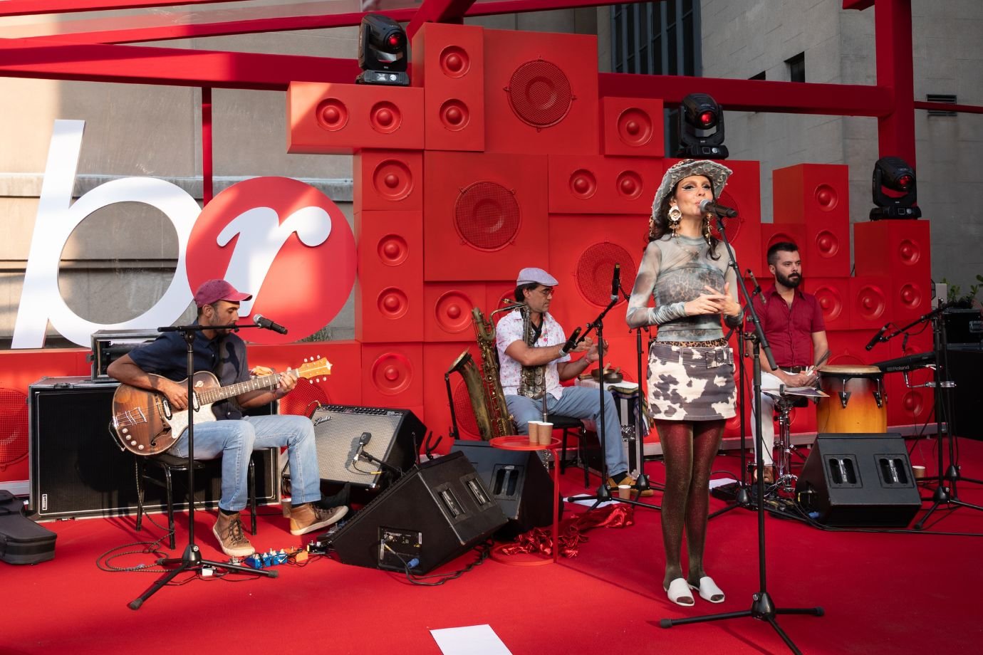 Galeria de fotos de Com experiências imersivas, Renner lança coleção Primavera Verão