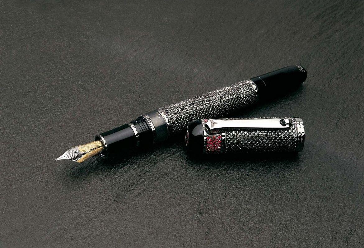 Caneta Tibaldi Fulgor Nocturnus, peça única vendida por US$ 8 milhões, com corpo baseado na proporção áurea e incrustada com 945 diamantes negros e 123 rubis.