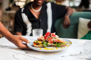 Bússola & Cia: restaurantes geraram 4,5 mil vagas de emprego em junho