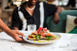 Imagem referente à matéria: Bússola & Cia: restaurantes geraram 4,5 mil vagas de emprego em junho