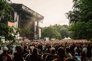 Imagem referente à matéria: Com Charli XCX, Wet Leg e Iggy Pop no line up, festival cobra 'um rim' por ingressos (literalmente)